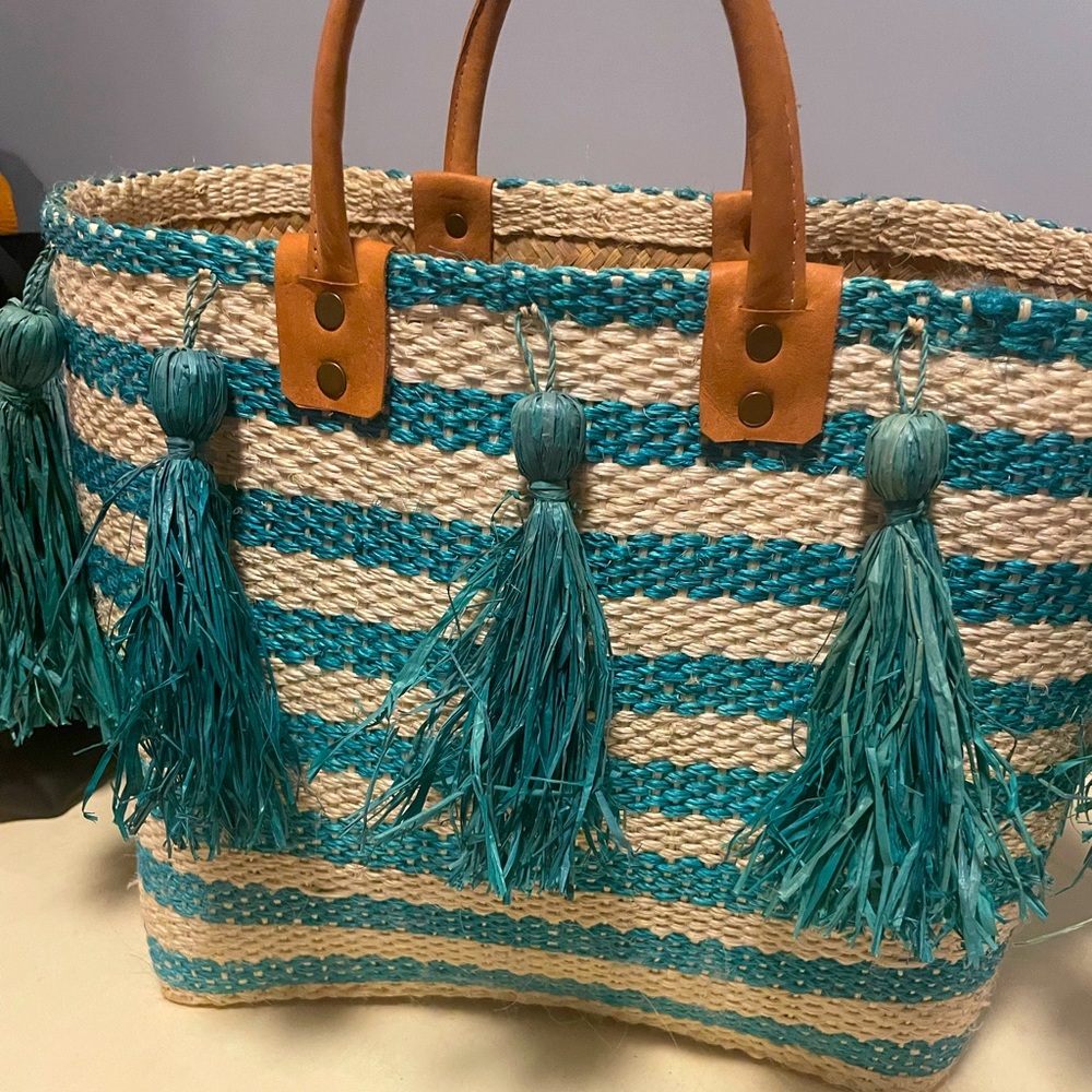 Mar y Sol straw beach bag. Used in good condition.